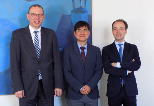Won Jae Hwang und die Gutachter Prof. Dr. Hans Schulte-Nölke (l.) und Prof. Dr. Christoph Busch. 